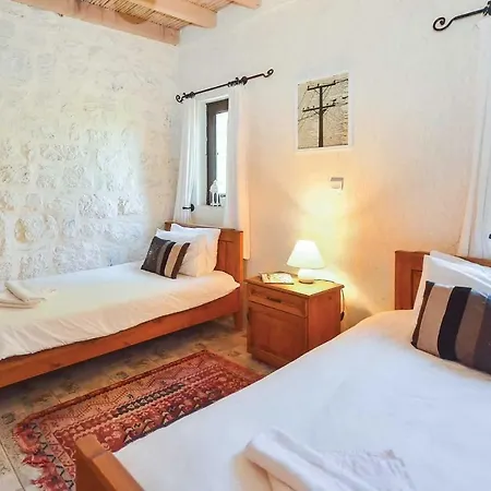 Villa Sleeps 4 Pool Air Con Wifi T801670 *