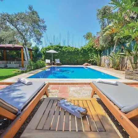 Villa Sleeps 4 Pool Air Con Wifi T801670 *